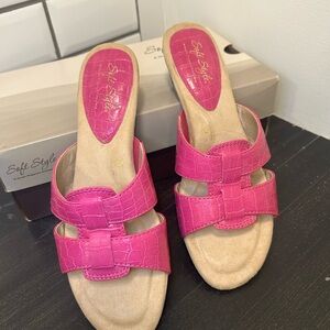 Soft Style Women's Fuchsia Slide Sandals